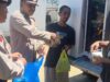 ‘Polisi Peduli’ Peringati Hari Buruh, Polsek Woha Polres Bima Kabupaten Bagikan Nasi Kotak Kepada Buruh Angkut di Terminal Tente