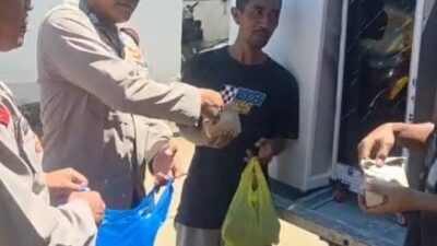 ‘Polisi Peduli’ Peringati Hari Buruh, Polsek Woha Polres Bima Kabupaten Bagikan Nasi Kotak Kepada Buruh Angkut di Terminal Tente