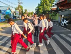 Polsek Rasanae Timur Laksanakan Pergelaran Rawan Pagi, Bantu Pelajar Menyebrang
