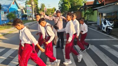 Polsek Rasanae Timur Laksanakan Pergelaran Rawan Pagi, Bantu Pelajar Menyebrang