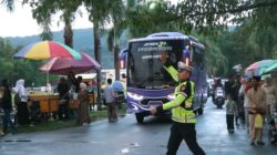 Polres Sumbawa Barat Amankan dan Kawal Jemaah Haji, Pastikan Kenyamanan Keberangkatan hingga Perjalanan
