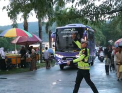 Polres Sumbawa Barat Amankan dan Kawal Jemaah Haji, Pastikan Kenyamanan Keberangkatan hingga Perjalanan