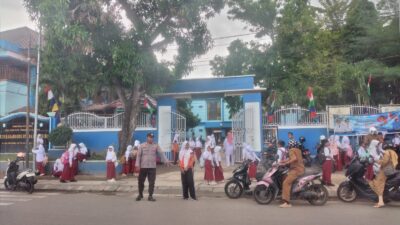 Rawan Siang Polres Bima Kota Bantu Pelajar dan Masyarakat Menyeberang Demi Ciptakan Kamtibcarlantas