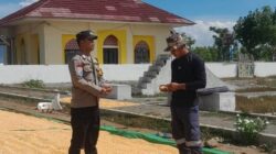 BHABINKAMTIBMAS DESA DAHA MONITORING PENJEMURAN JAGUNG WARGA DUKUNG KETAHANAN PANGAN NASIONAL