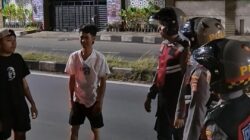 Aksi Humanis Polres Lobar, Bantu Dorong Mobil Mogok Saat Patroli