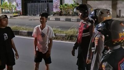Aksi Humanis Polres Lobar, Bantu Dorong Mobil Mogok Saat Patroli