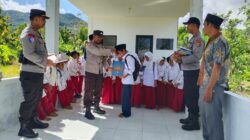 Sentuh Jantung Pendidikan Desa, Polres Lombok Barat Salurkan Buku Ensiklopedi untuk Anak-Anak Lembar