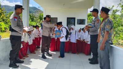 Sentuh Jantung Pendidikan Desa, Polres Lombok Barat Salurkan Buku Ensiklopedi untuk Anak-Anak Lembar