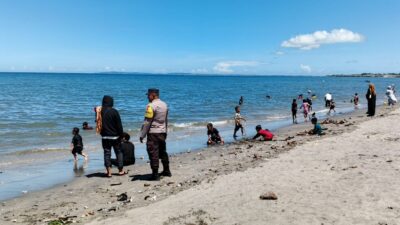 Bhabinkamtibmas Desa Labuhan Haji Monitoring dan Sambang Wisata Pantai, Imbau Pengunjung Jaga Keamanan dan Kebersihan