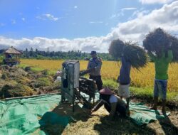 Bhabinkamtibmas Desa Apitaik Lakukan Silaturahmi dan Himbauan Kamtibmas kepada Petani