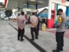 Bhabinkamtibmas Desa Tanak Kaken Laksanakan Patroli dan Koordinasi di SPBU Sakra Barat