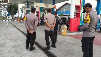 Bhabinkamtibmas Desa Tanak Kaken Laksanakan Patroli dan Koordinasi di SPBU Sakra Barat