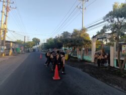 Bhabinkamtibmas Desa Jantuk Laksanakan Rawan Pagi di Depan SMP 1 Sukamulia untuk Kelancaran Arus Lalu Lintas