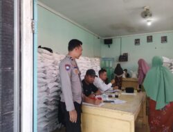 Bhabinkamtibmas Desa Arjangka Monitoring Penyaluran Bantuan Pangan kepada 987 KK