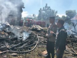 KEBAKARAN HANGUSKAN DUA RUMAH WARGA DI SERAKAPI, POLISI DAN WARGA BERSATU PADAMKAN API