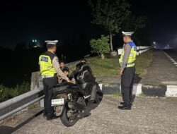 Antisipasi Balap Liar, Satlantas Polres Lobar Patroli Blue Light
