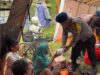 Brimob Metro Jaya Kerahkan 2 Unit Kendaraan Dapur Lapangan (Randurlap), Bagikan Bantuan Makanan untuk Korban Kebakaran Pasar Jiung