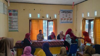 Bhabinkamtibmas Desa Lamuntet Dampingi Penyaluran Bantuan Pangan