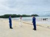 Personel Pospam Siaga SAR Ditpolairud Polda NTB Intensifkan Himbauan Keselamatan di Pantai Kuta Mandalika