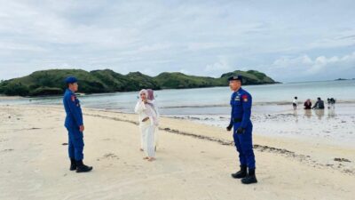 Personel Pospam Siaga SAR Ditpolairud Polda NTB Intensifkan Himbauan Keselamatan di Pantai Kuta Mandalika