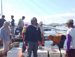 Personel Sat Polairud Polres Bima Kota Gelar Patroli Dialogis Polmas Perairan di Pelabuhan Laut Sape