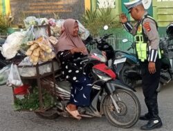Unit Lantas Polsek Rasanae Barat Berikan Imbauan Keselamatan Berlalu Lintas kepada Pengguna Jalan