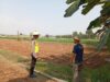 Anggota Bhabinkamtibmas Polsek Jenu Polres Tuban Turun ke Ladang, sambang lahan pertanian.