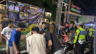 PATROLI DIALOGIS MALAM HARI, POLRES DOMPU AJAK REMAJA HINDARI PERGAULAN BEBAS DAN AKTIVITAS YANG BERPOTENSI MENGGANGGU KAMTIBMAS