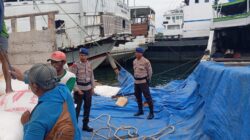 Sat Polairud Polres Bima Kota Laksanakan Pengawasan Bongkar Muat di Pelabuhan Bima