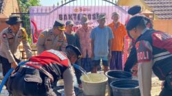 Polres Lombok Barat Distribusikan Air Bersih di Kuripan Selatan