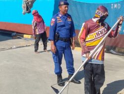 Polisi Penolong Hadir di Pesisir, Sat Polairud Polres Dompu Bantu Warga dan Amankan Aktivitas Pelabuhan