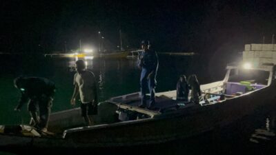 Sat Polairud Polres Bima Kota Evakuasi Nelayan Kapal Kandas di Perairan Toro Mangeata – Gili Banta