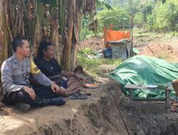 Bhabinkamtibmas Polres Bima Kota Sambangi Pengerajin Bata, Sampaikan Imbauan Kamtibmas dan Sosialisasi Call Center 110