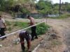 Wujudkan Lingkungan Bersih dan Asri, Polsek Moyo Hulu Gelar Bakti Sosial di Jembatan Desa Marga Karya