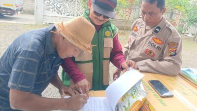 Polsek Gerung Kawal Penyaluran Bantuan Benih Jagung di Desa Beleka