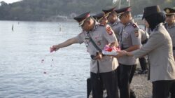 Polres Sumbawa Barat Gelar Upacara Tabur Bunga di Labuan Lalar Peringati Hari Bhayangkara Ke-80