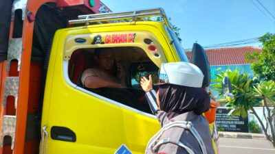 Unit Kamsel Satlantas Polres Bima Kota Edukasi Pengendara Gunakan Helm SNI dan Safety Belt