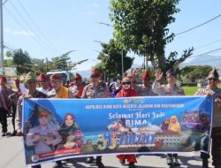 Semarak Hari Jadi Bima ke-386, Polres Bima Kota dan Bhayangkari Meriahkan Pawai Budaya Rimpu Pesona Dana Mbojo