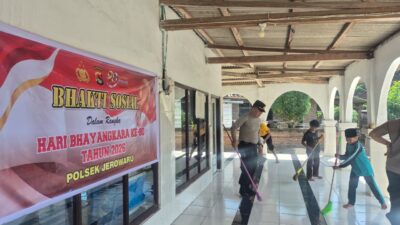 Kapolsek Jerowaru Bersama Anggota Gelar Bhakti Sosial di Masjid Subulussalam dalam Rangka HUT Bhayangkara ke-80