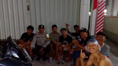 Bhabinkamtibmas Desa Apitaik Gelar Silaturahmi dan Himbauan Kamtibmas kepada Pemuda di Dusun Pernek