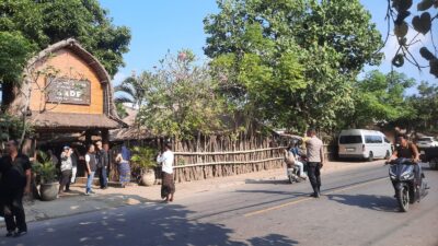 Bhabinkamtibmas Polsek Pujut Laksanakan Silaturahmi dan Pengamanan di Rumah Adat Sade