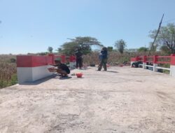 Gotong Royong TNI dan Warga Tuntaskan Jembatan Aramco 100 Persen