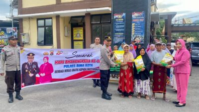 Semarak Hari Bhayangkara ke-80, Polsek Rasanae Barat Bagikan Beras kepada Warga