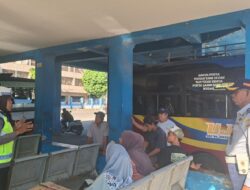 Unit Kamsel Satlantas Polres Bima Kota Tak Henti Edukasi Keselamatan Berlalu Lintas kepada Calon Penumpang Bus Antar Kota