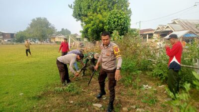 Bhabinkamtibmas Polsek Seteluk Ikut Gotong Royong Bersihkan Lapangan dan Bantaran Sungai di Seteluk Tengah
