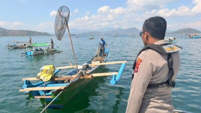 Intensifkan Patroli Perairan Satpolairud Polres Bima Kabupaten Jaga Keamanan dan Cegah Potensi Guankamtibmas Diwilayah Perairan Teluk Bima