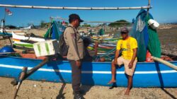 Sambang Warga Pesisir, Bhabinkamtibmas Polsek Hu’u Ajak Nelayan Jaga Kamtibmas dan Tingkatkan Kesejahteraan Keluarga