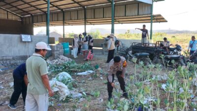 Bhabinkamtibmas Polsek Kilo Bersama TNI, Pemerintah Desa dan Mahasiswa KKN Gelar Gotong Royong Jumat Bersih