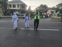 Unit Lantas Polsek Rasanae Barat Bantu Pelajar MTsN 1 Kota Bima Menyeberang, Wujudkan Keselamatan di Jam Sibuk Pagi