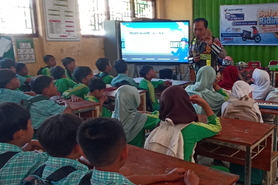 Kenalkan Rambu dan Rumus 4T, Sat Lantas Polres Lombok Barat Edukasi Siswa SDN 01 Cendi Manik